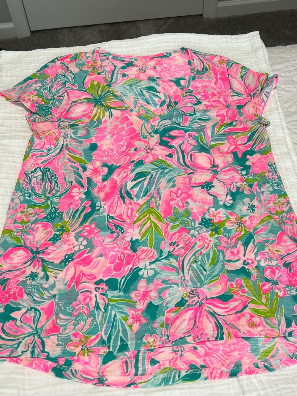 Lilly Pulitzer Vibrant V-neck Tee
Medium